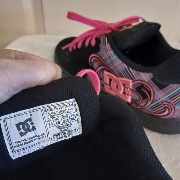 RARE DC Women's Pixie 4 Black & Pink Argyle Skateboard Shoes w Embroidered Logo - Picture 7 of 8